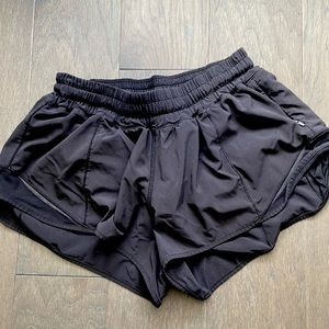 Lululemon Hotty Hot II 2.5’’ Shorts in Black